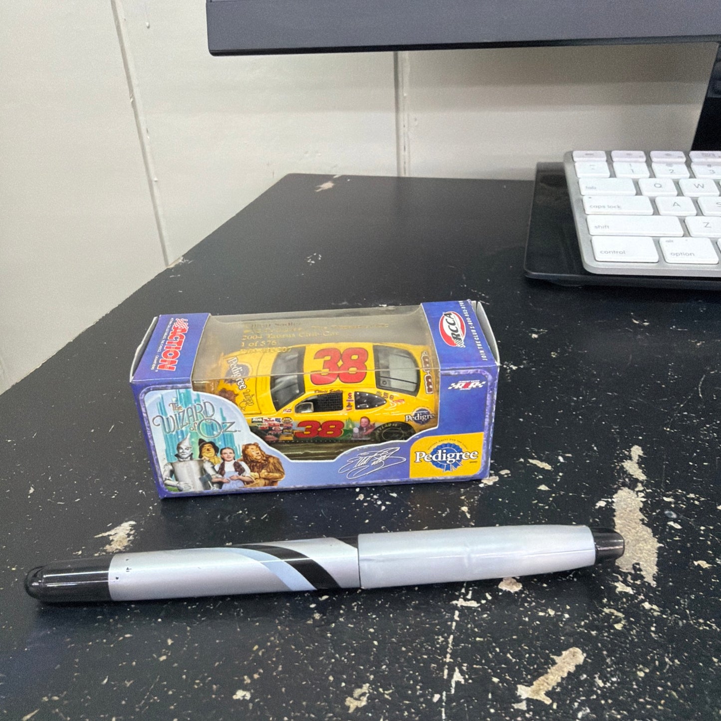 Elliott Sadler #38 Pedigree / The Wizard of OZ 2004 1:64 Nascar Diecast 1/576