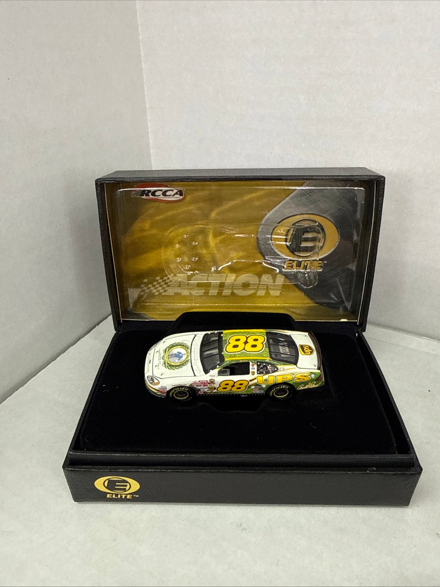 ACTION RCCA Dale Jarrett #88 Ups 2004 Taurus Elite