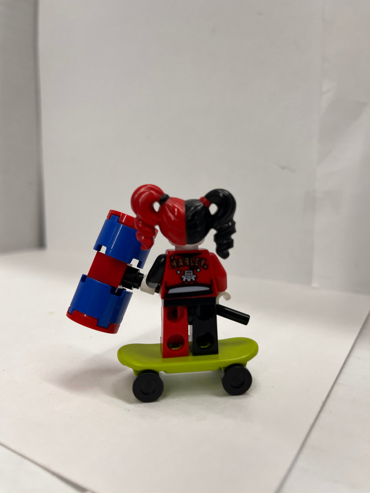 Lego Minifig Figure Mini DC Super Heroes Harley Quinn Hammer Skateboard Sh0838