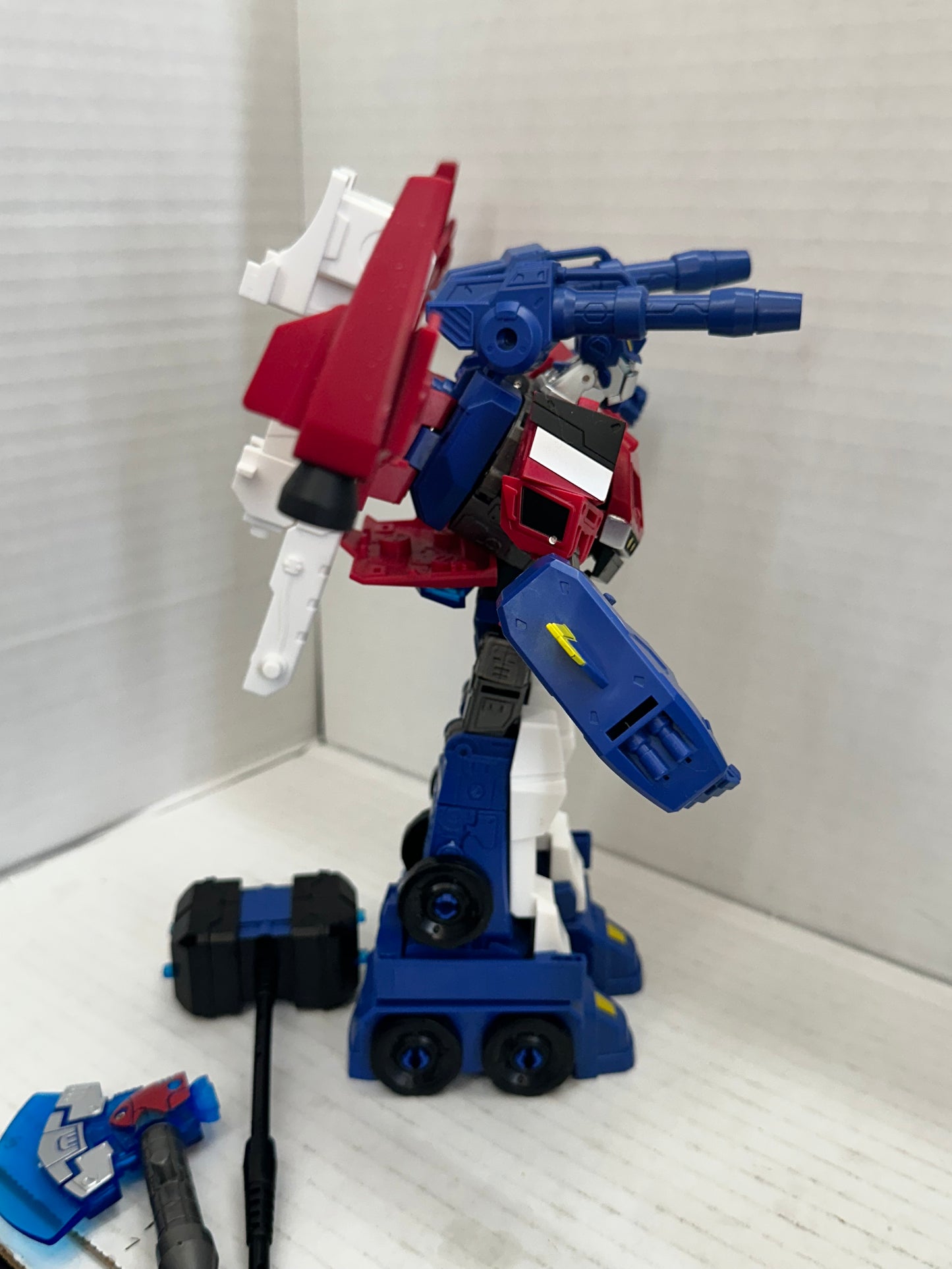 Baiwei Maintenance Team Leader Animated Optimus Prime Transformers Complete