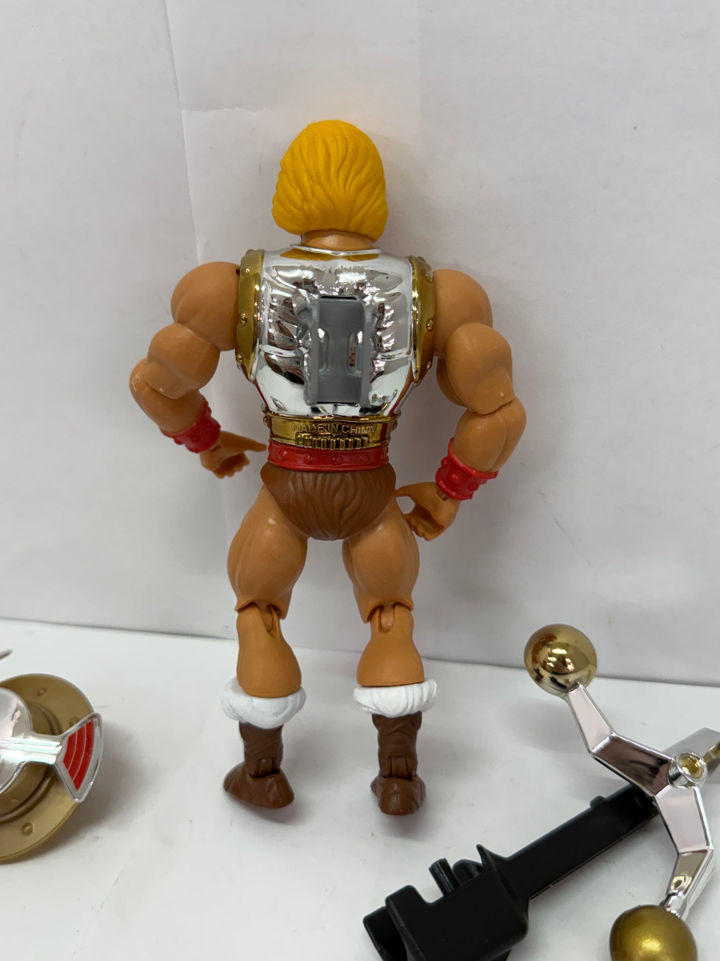 MOTU Masters of The Universe ORIGINS Deluxe Flying Fists HE-MAN Action Figure