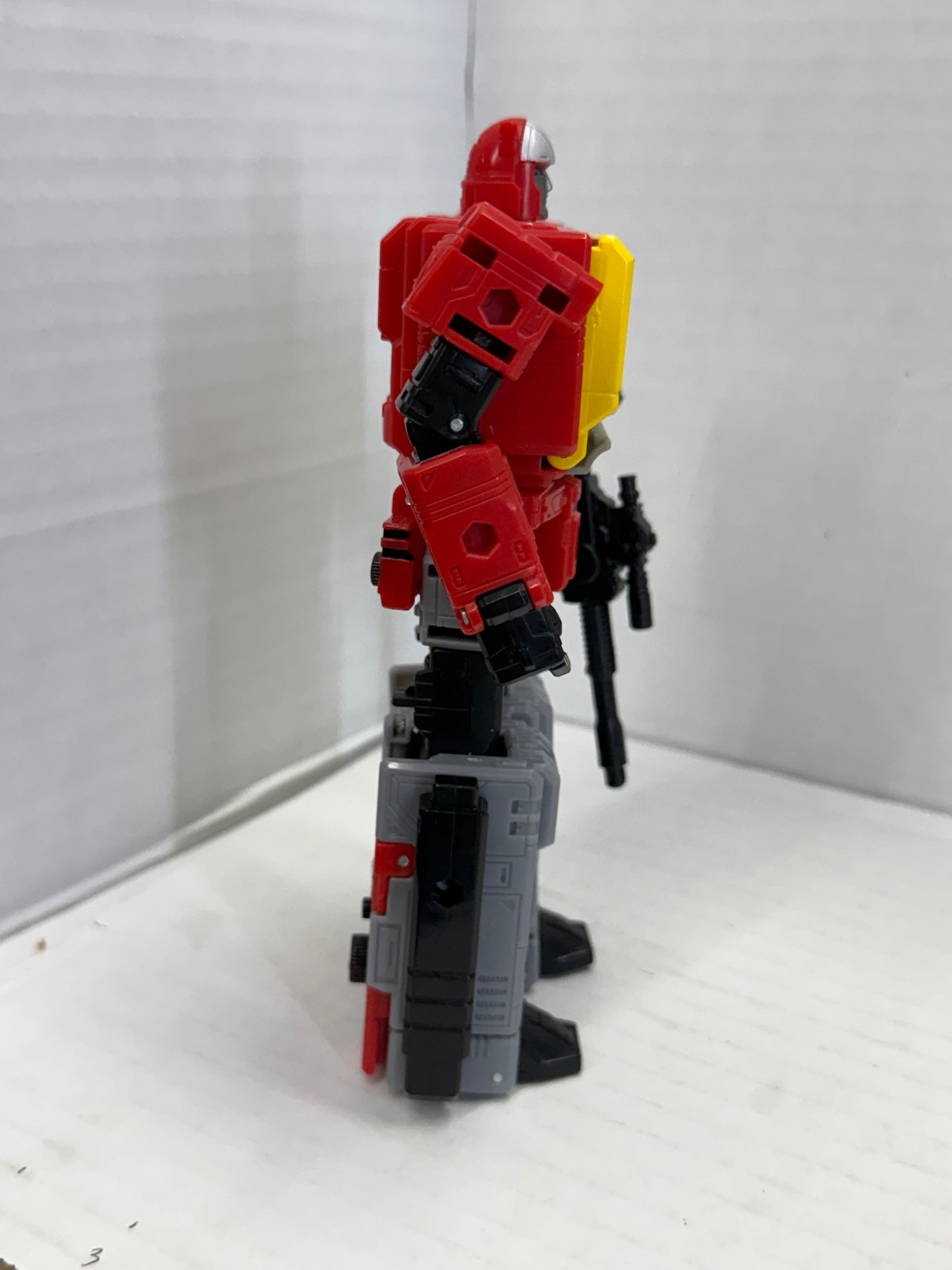 Transformers Legacy Kingdom War for Cybertron Blaster Voyager generation