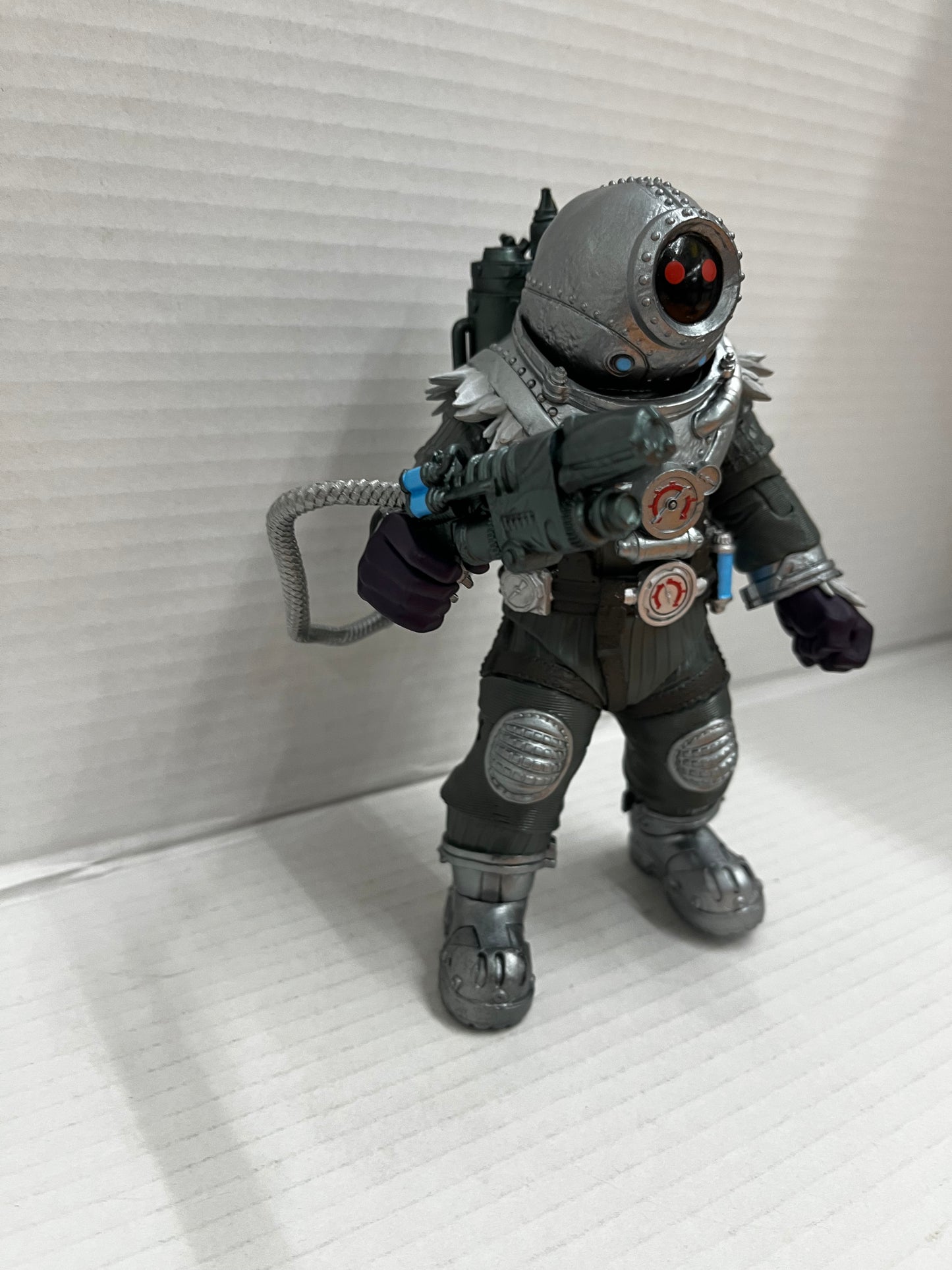 Mr. Freeze w/Batman Fighting the Frozen Comic (DC Page Punchers) 7" Figure