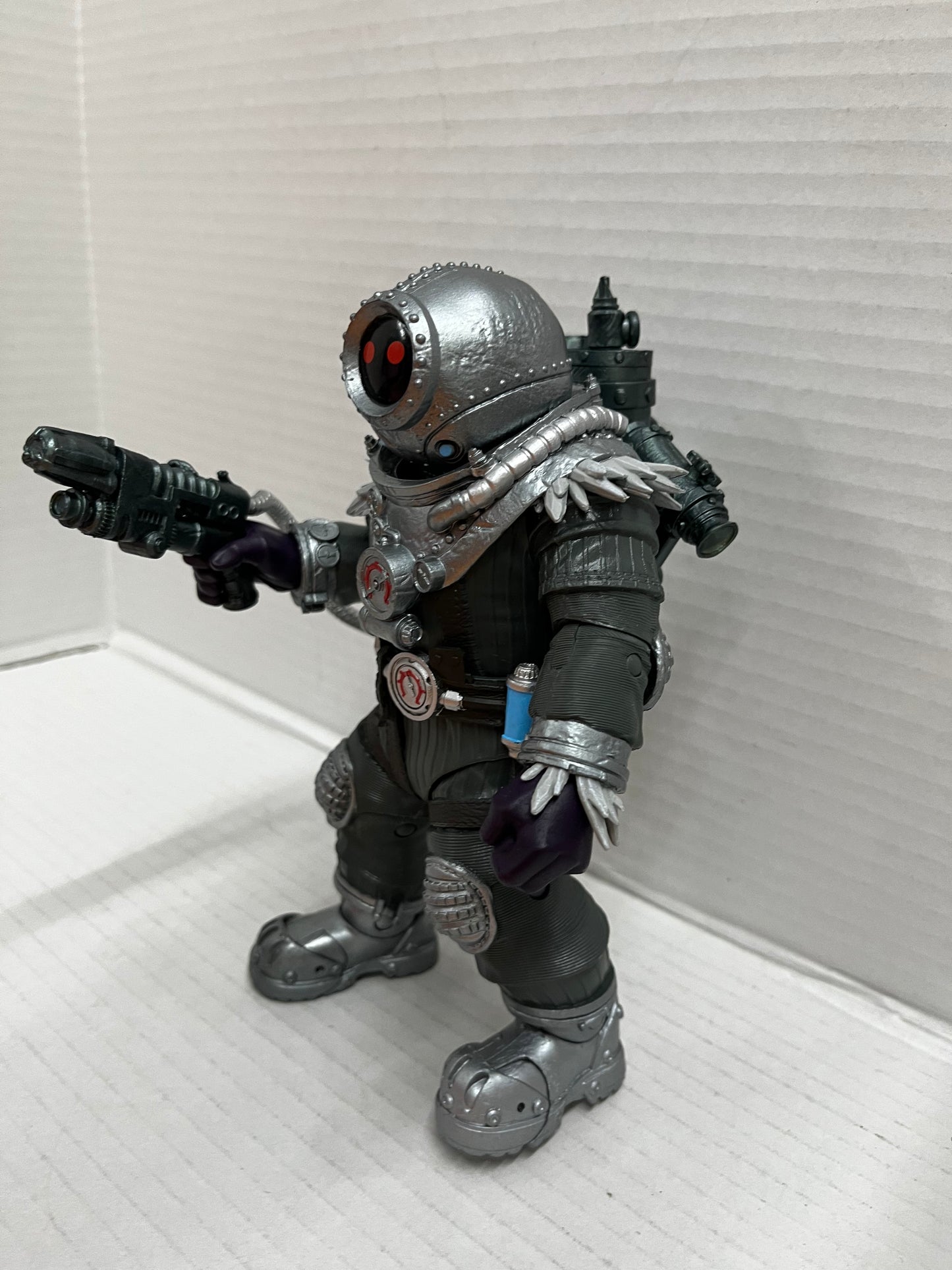 Mr. Freeze w/Batman Fighting the Frozen Comic (DC Page Punchers) 7" Figure