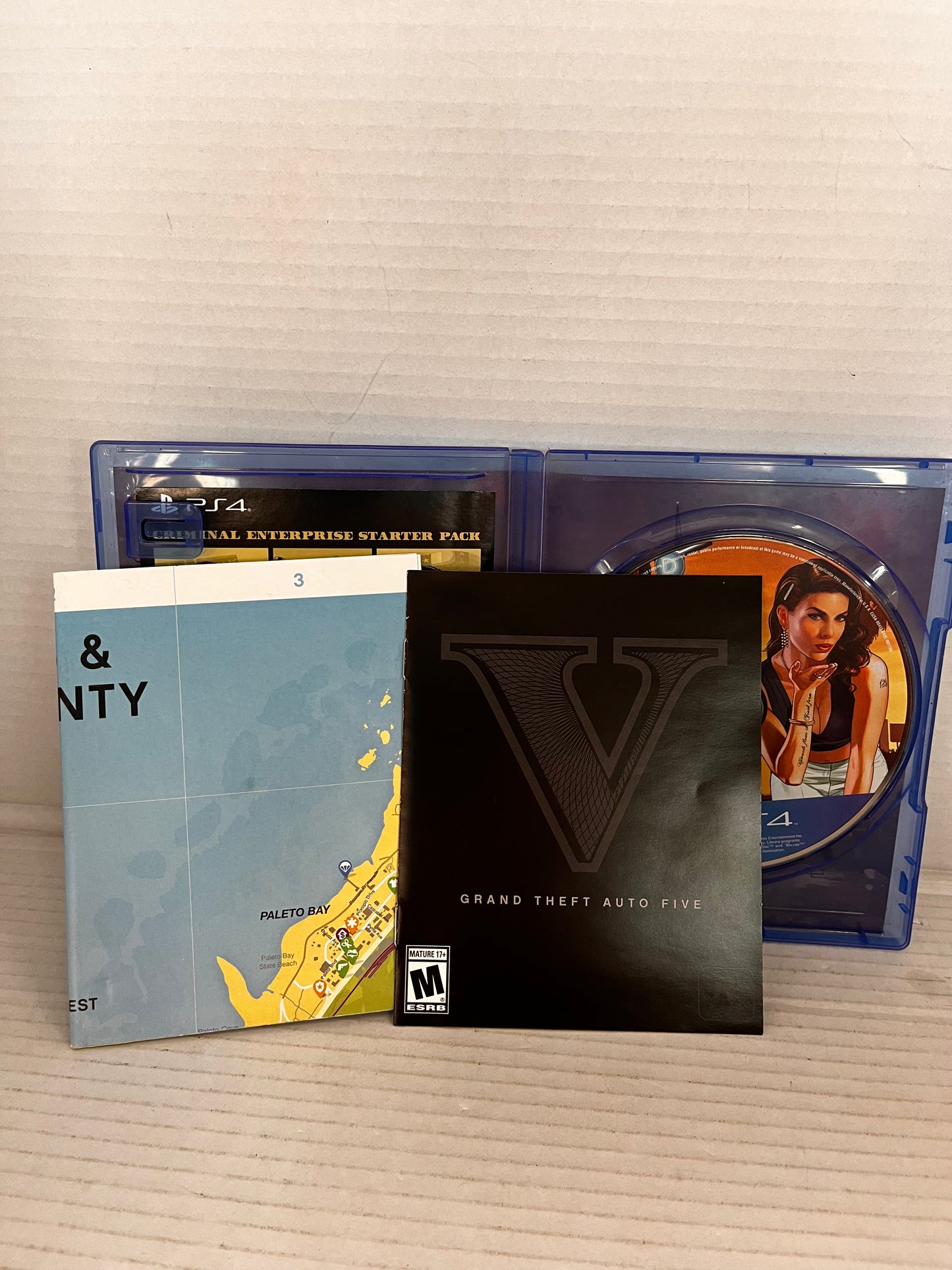 Grand Theft Auto V 5 - Premium Edition - PS4 - Complete w/ Map