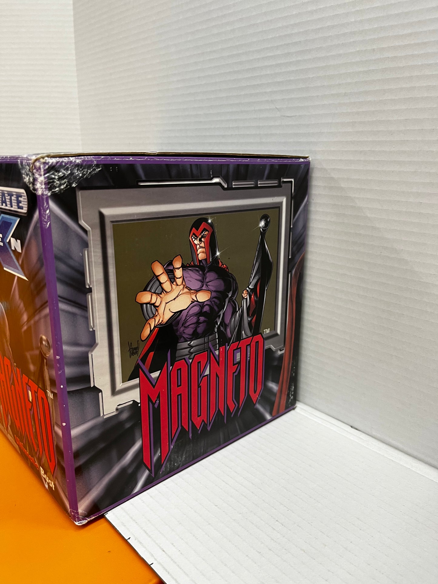Magneto Marvel Ultimate X-Men Bust Diamond Select in Original Box