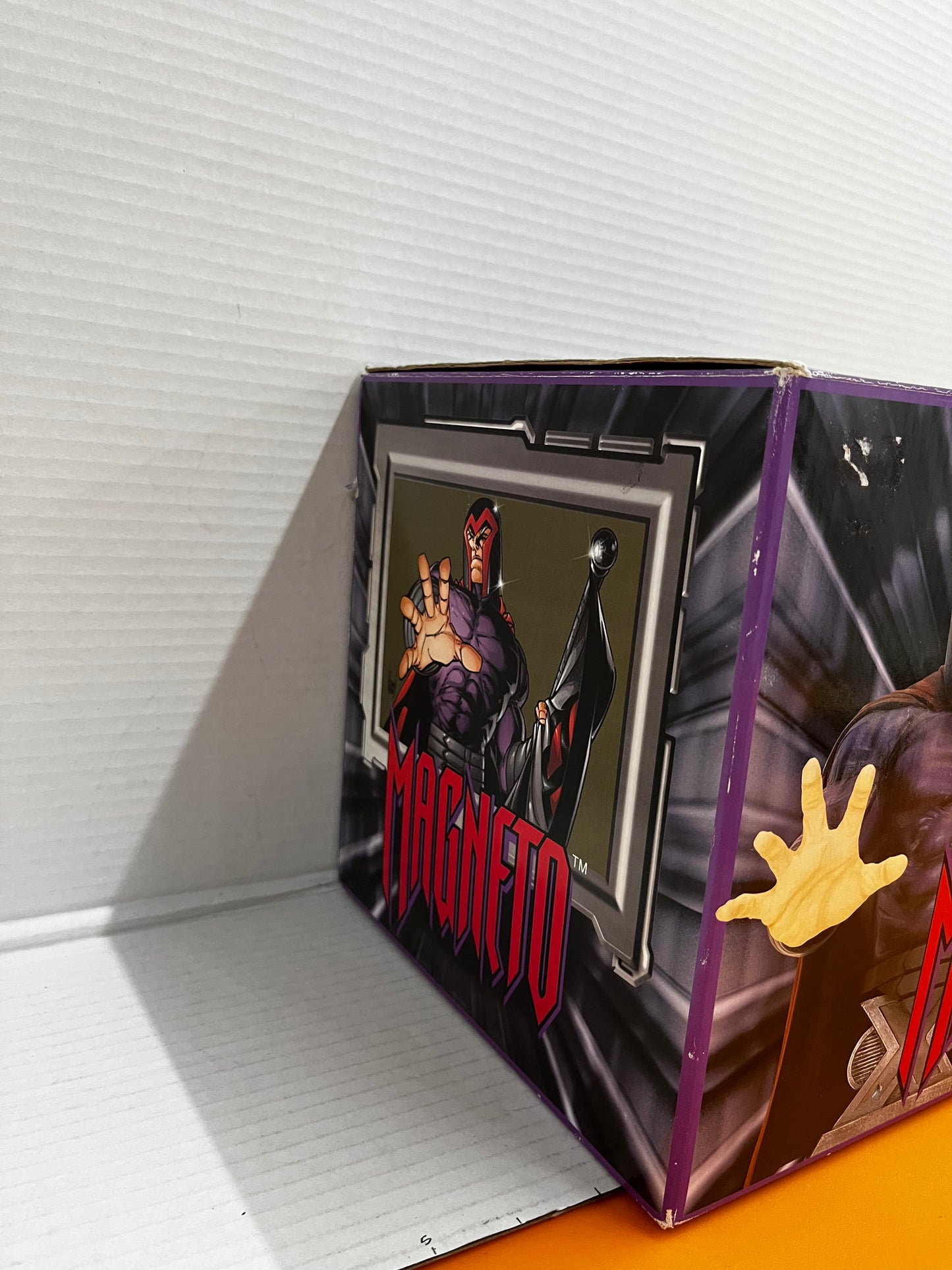 Magneto Marvel Ultimate X-Men Bust Diamond Select in Original Box