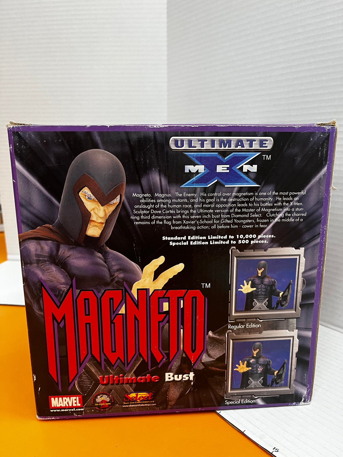 Magneto Marvel Ultimate X-Men Bust Diamond Select in Original Box