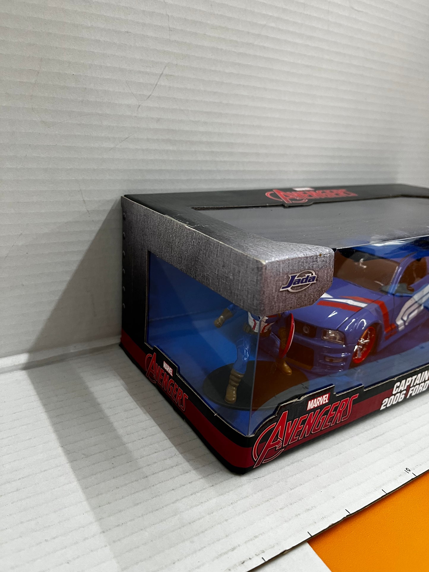 Jada 1:24 Hollywood Rides 2006 Ford Mustang GT & Captain America Avengers 31187