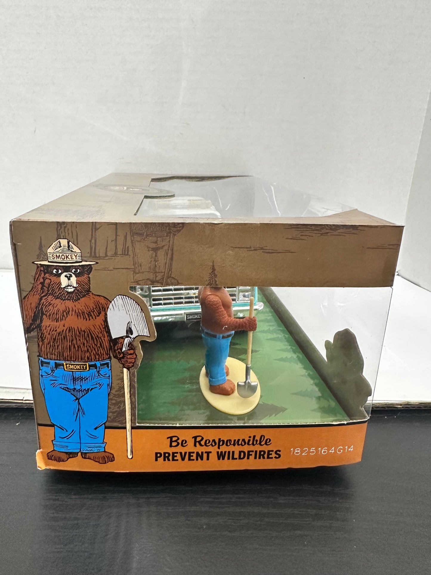 Jada 1:24 1980 Chevy Blazer Diecast Model Car & Smokey Bear Figures 36294 New
