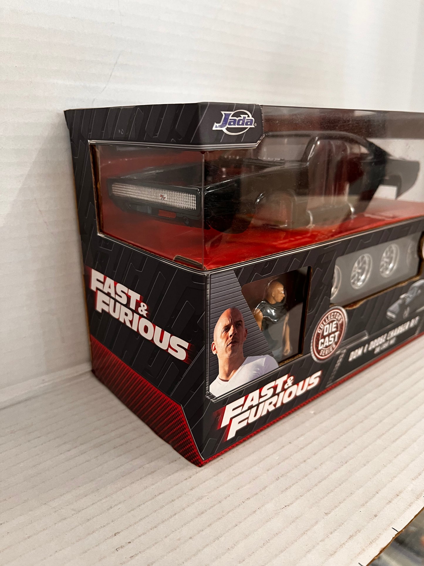 Jada 1/24 Die-Cast Model Kit Fast & Furious Dom's Dodge Charger R/T W/ FIGURE