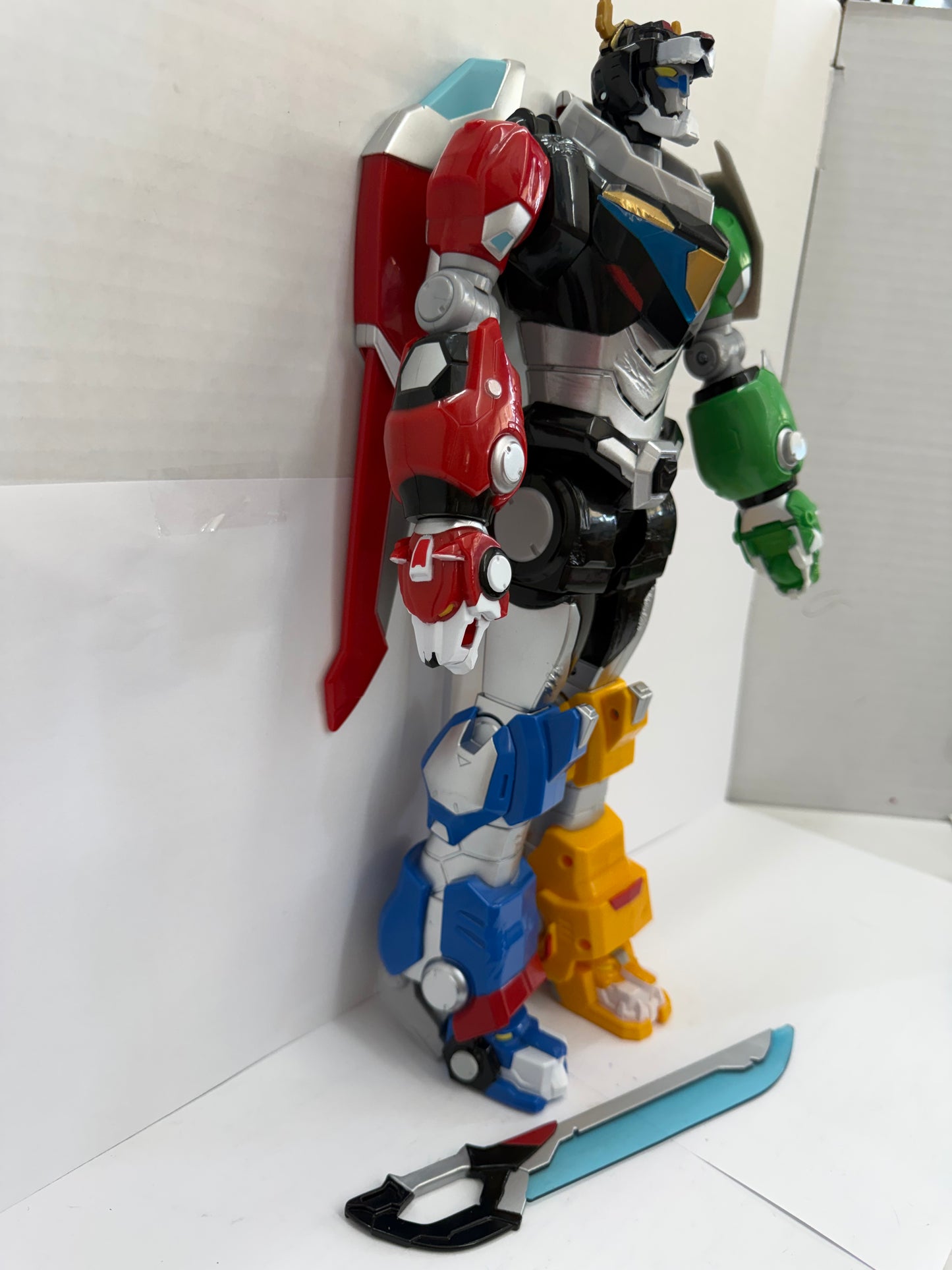 Voltron 15” LIGHTS SOUNDS Moveable Figure 2017 DWA LLC
