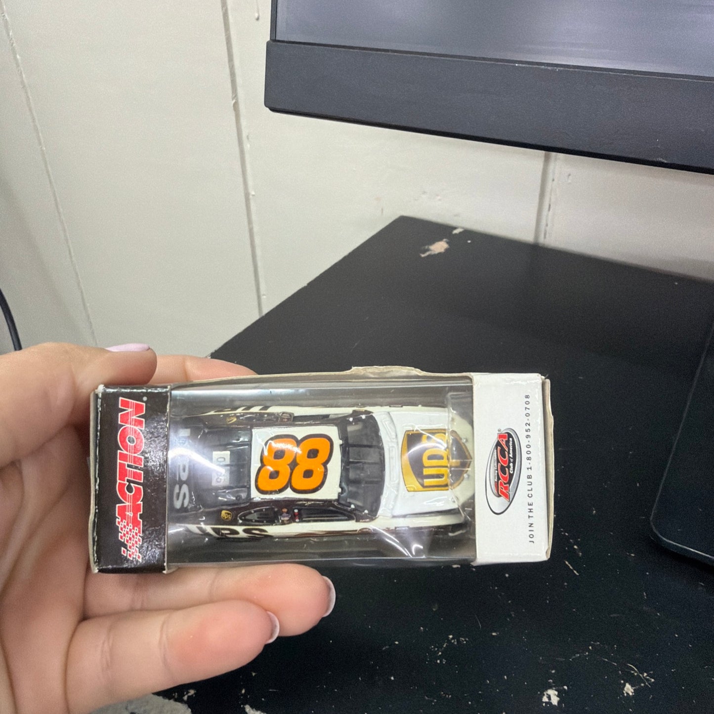 2005 1/64 #88 DALE JARRETT UPS WINNERS CIRCLE FORD W/HOOD MAGNET