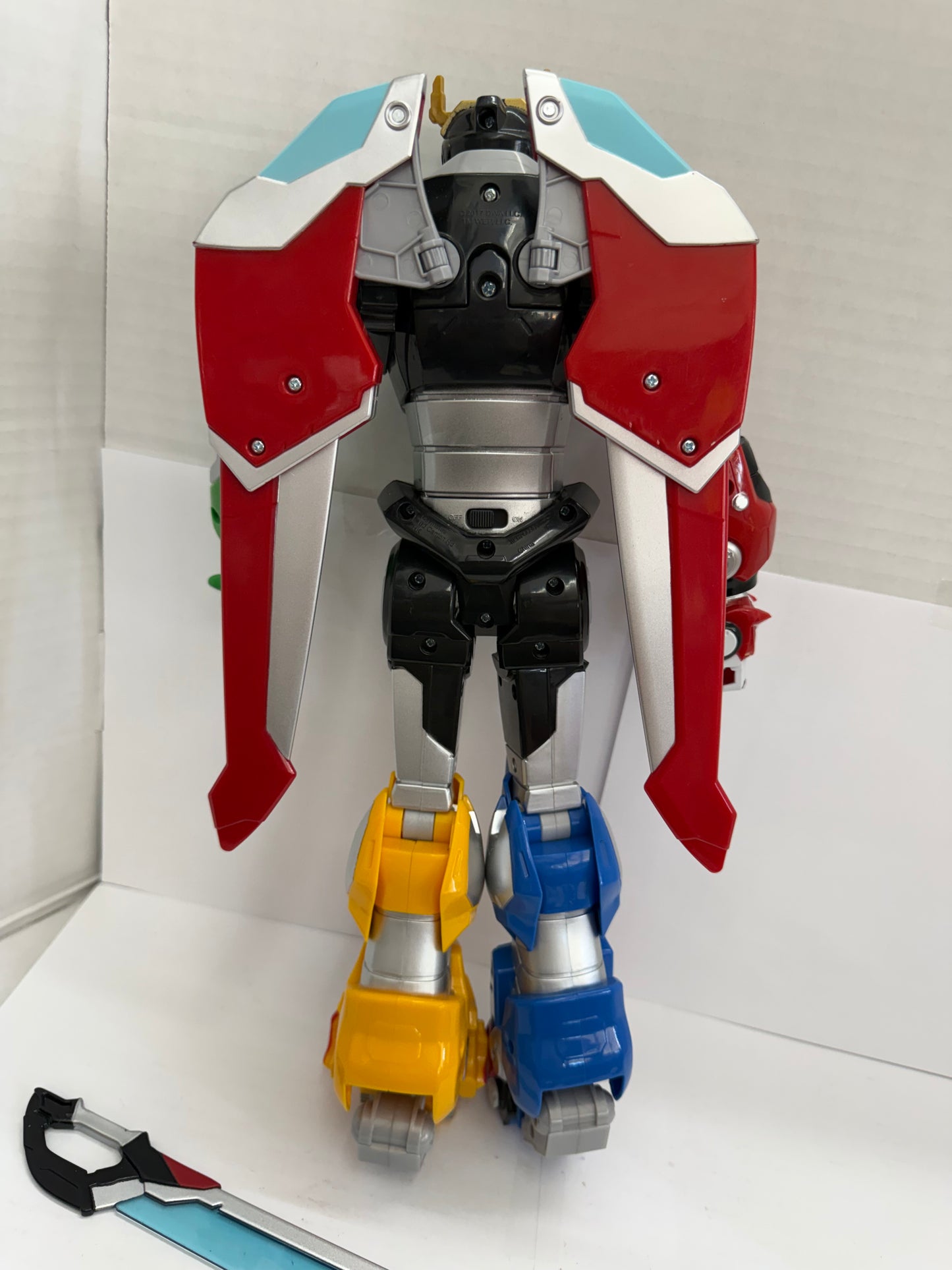 Voltron 15” LIGHTS SOUNDS Moveable Figure 2017 DWA LLC