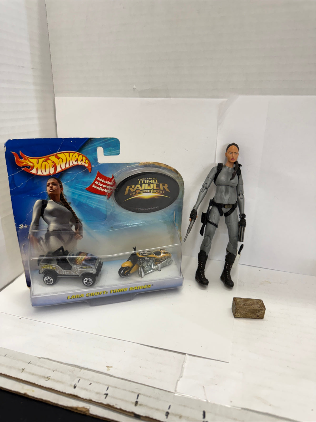 Tomb Raider Cradle Of Life Lara Croft In Wetsuit Figure & Hot Wheels