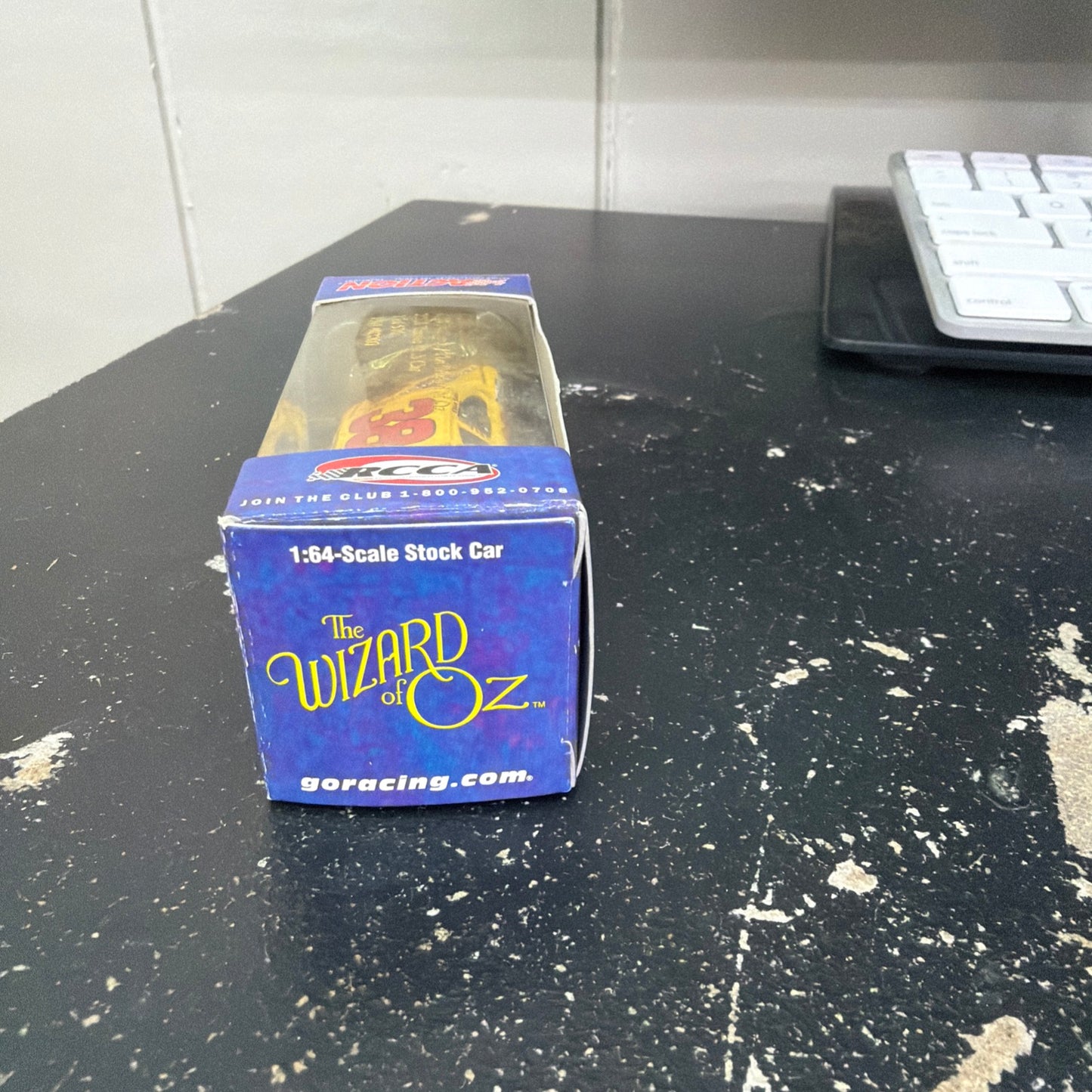 Elliott Sadler #38 Pedigree / The Wizard of OZ 2004 1:64  Nascar Diecast 1/576