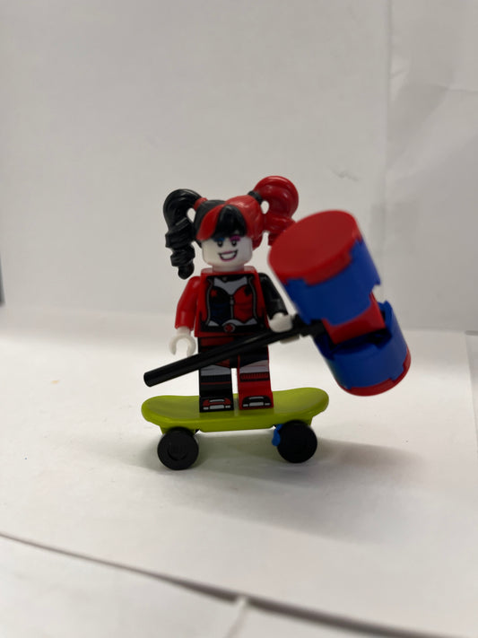 Lego Minifig Figure Mini DC Super Heroes Harley Quinn Hammer Skateboard Sh0838