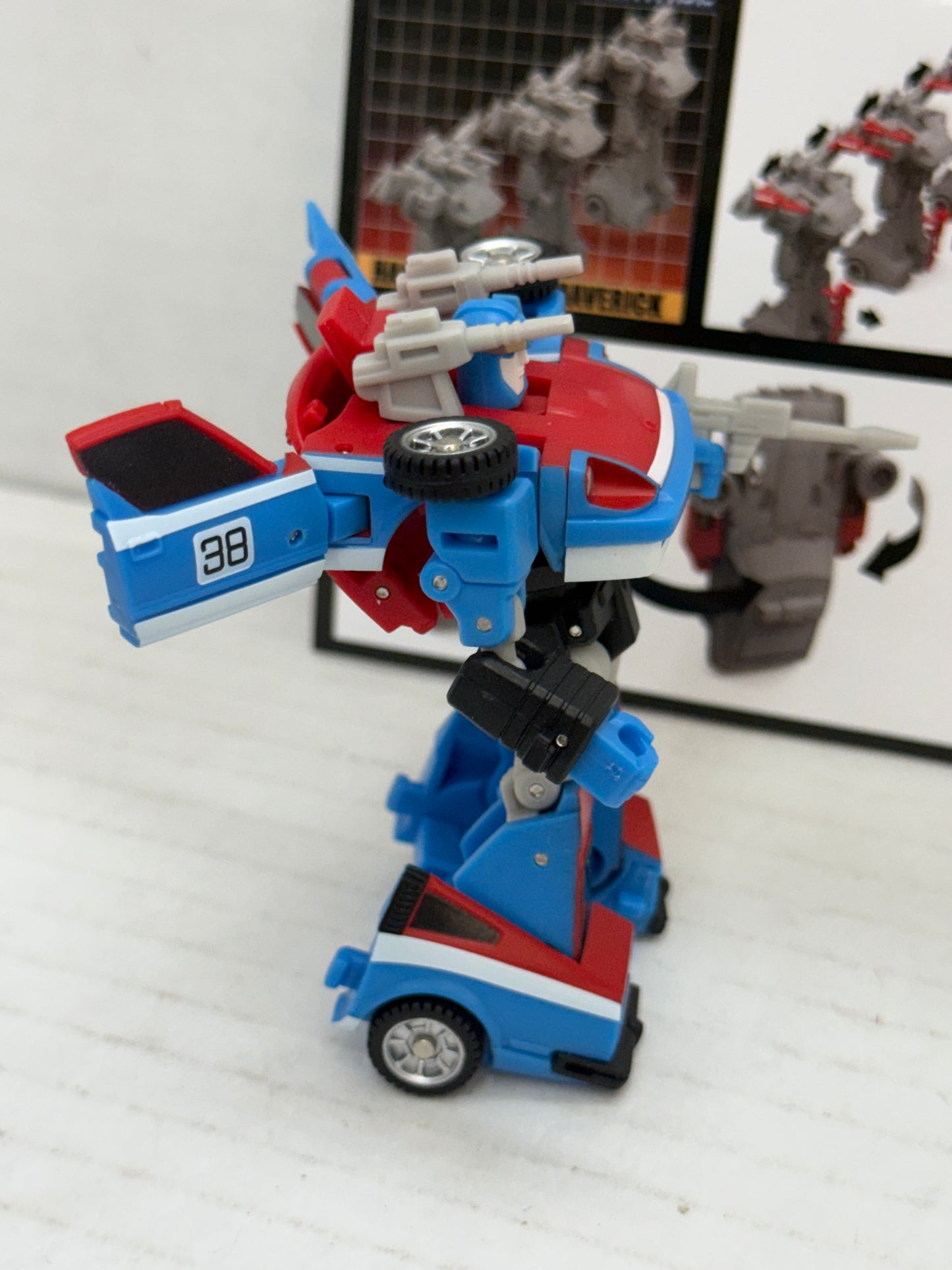 NewAge Toys NA H5 Maverick ‘Smokescreen’ Mini Robot