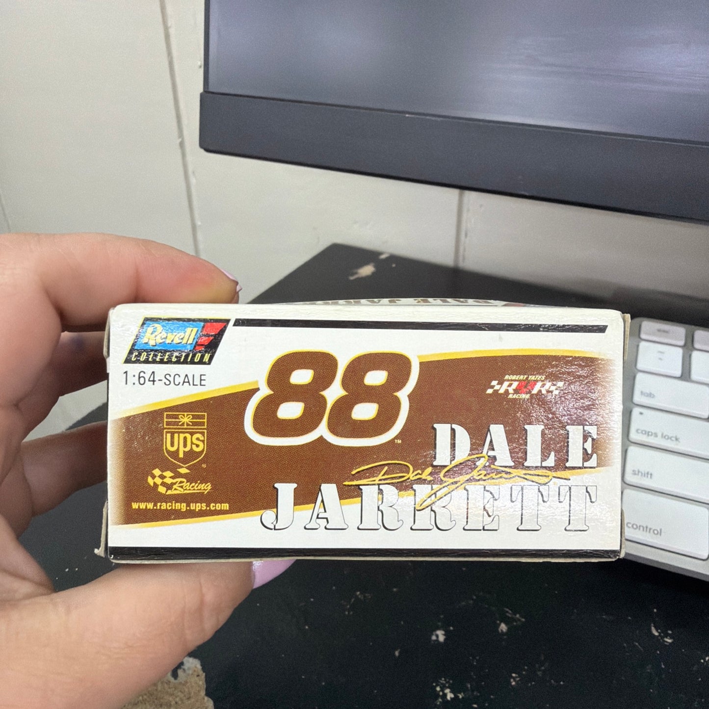 NASCAR REVELL COLLECTION 2001 #88 UPS FORD TAURUS DALE JARRETT 1/64 NUMBERED