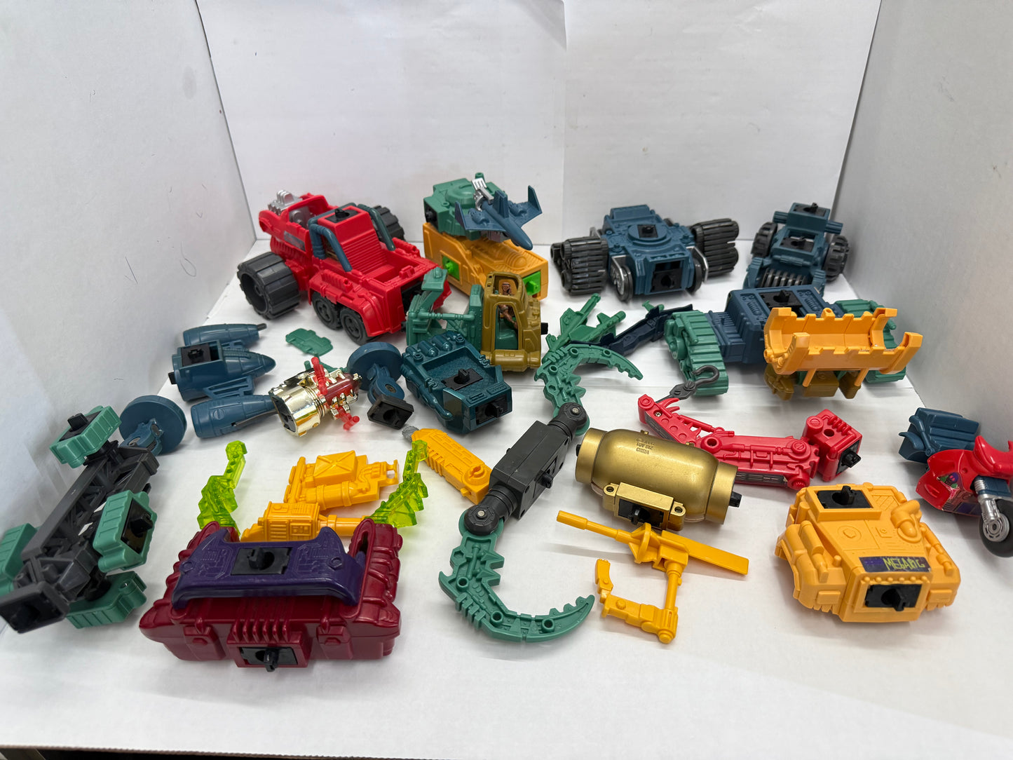Battle Builders Lot Of Vehicles And Parts, 1 Action Figure 1996 Toybiz