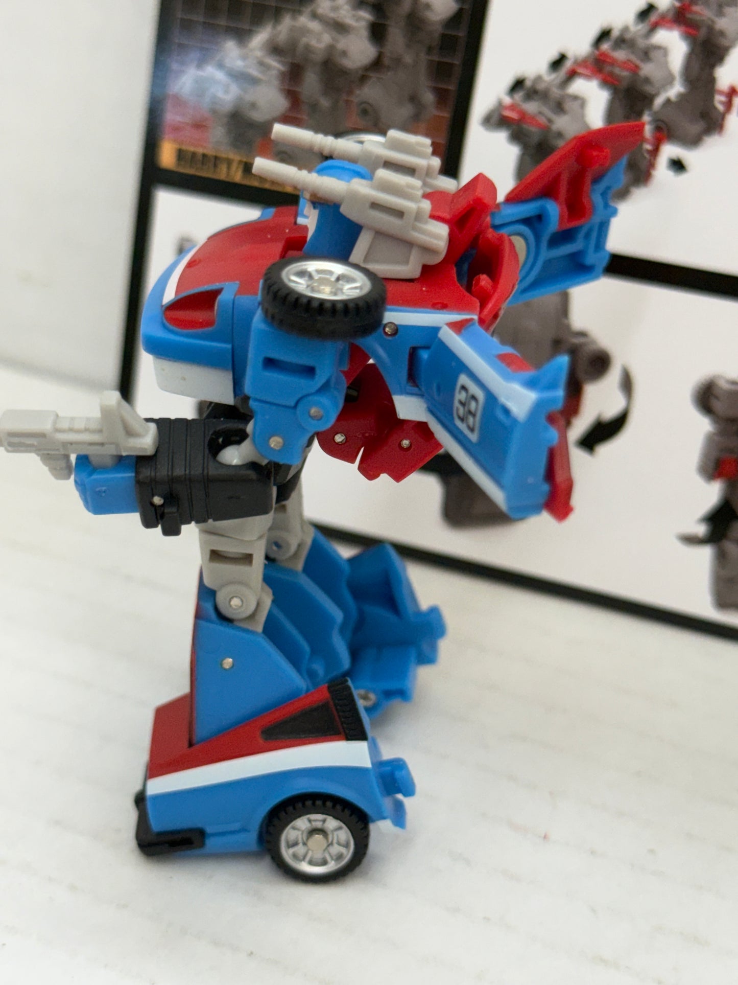 NewAge Toys NA H5 Maverick ‘Smokescreen’ Mini Robot
