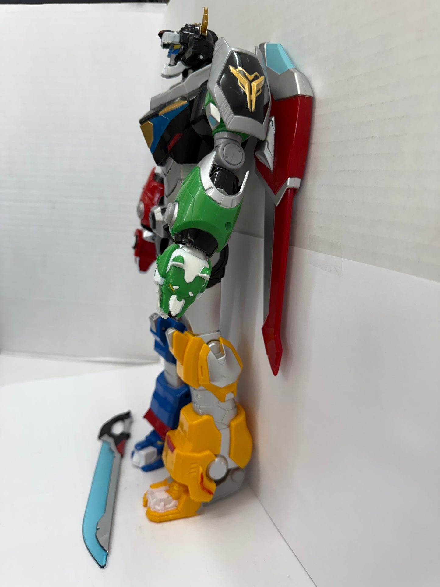 Voltron 15” LIGHTS SOUNDS Moveable Figure 2017 DWA LLC