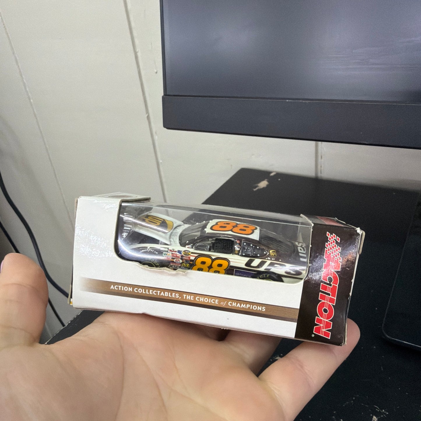 2005 1/64 #88 DALE JARRETT UPS WINNERS CIRCLE FORD W/HOOD MAGNET