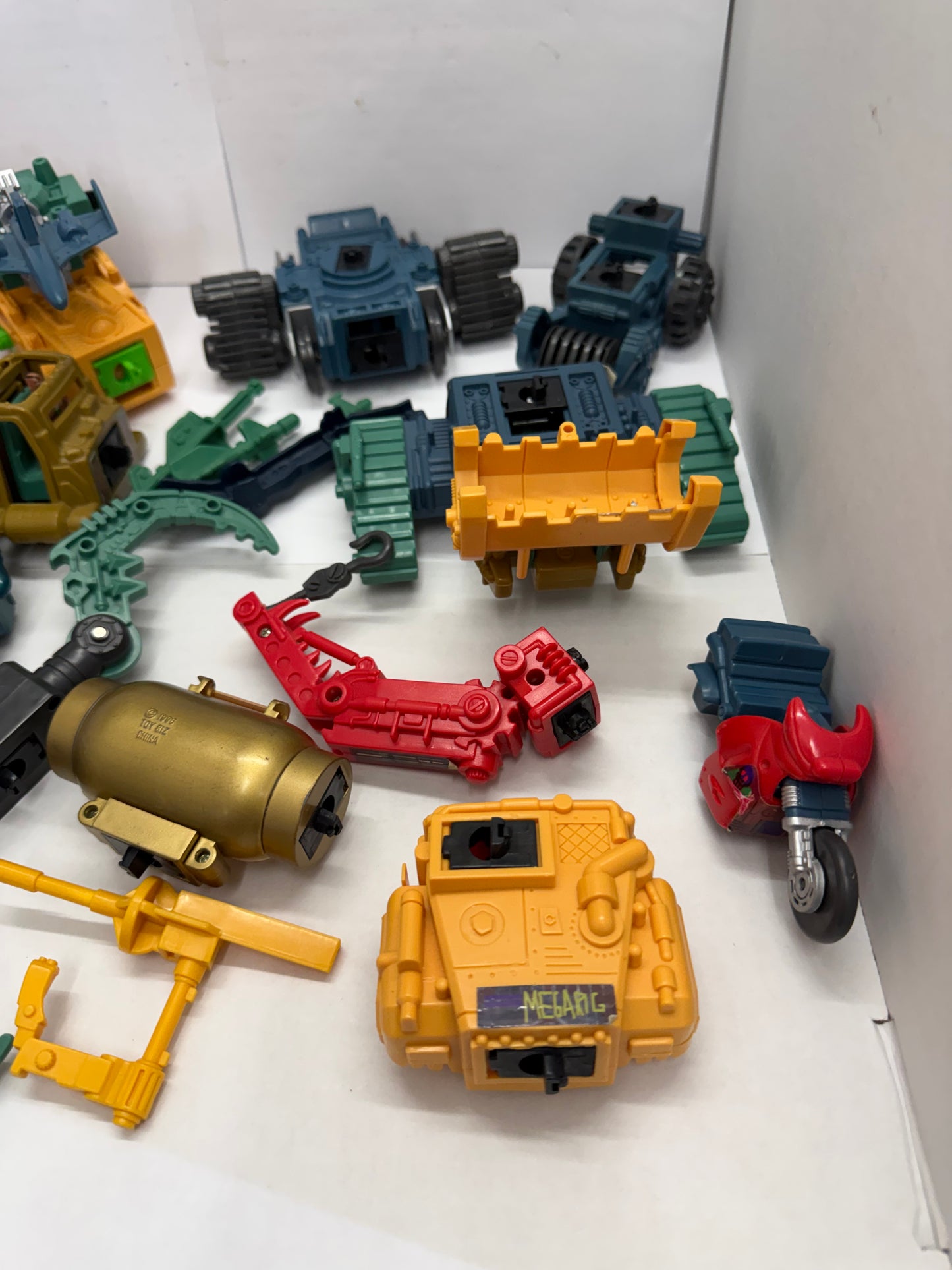 Battle Builders Lot Of Vehicles And Parts, 1 Action Figure 1996 Toybiz