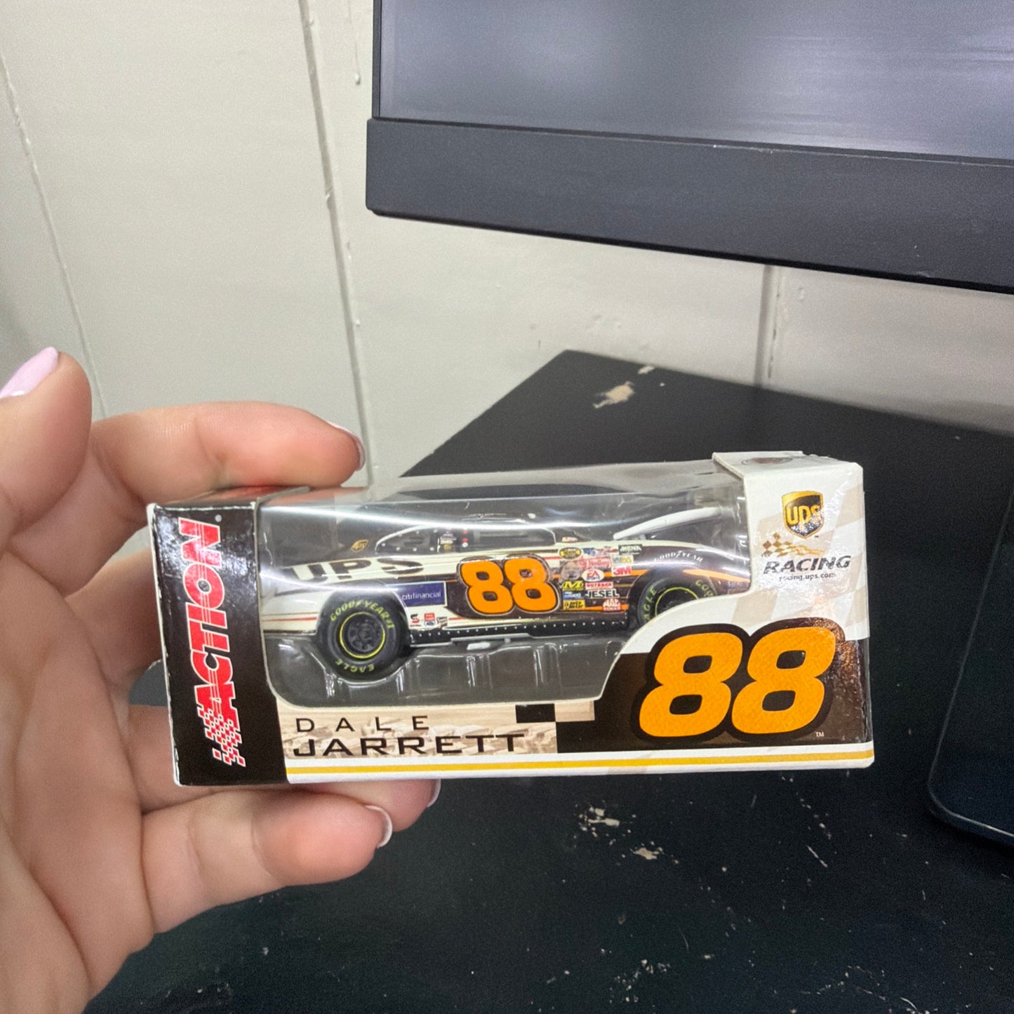 2005 1/64 #88 DALE JARRETT UPS WINNERS CIRCLE FORD W/HOOD MAGNET