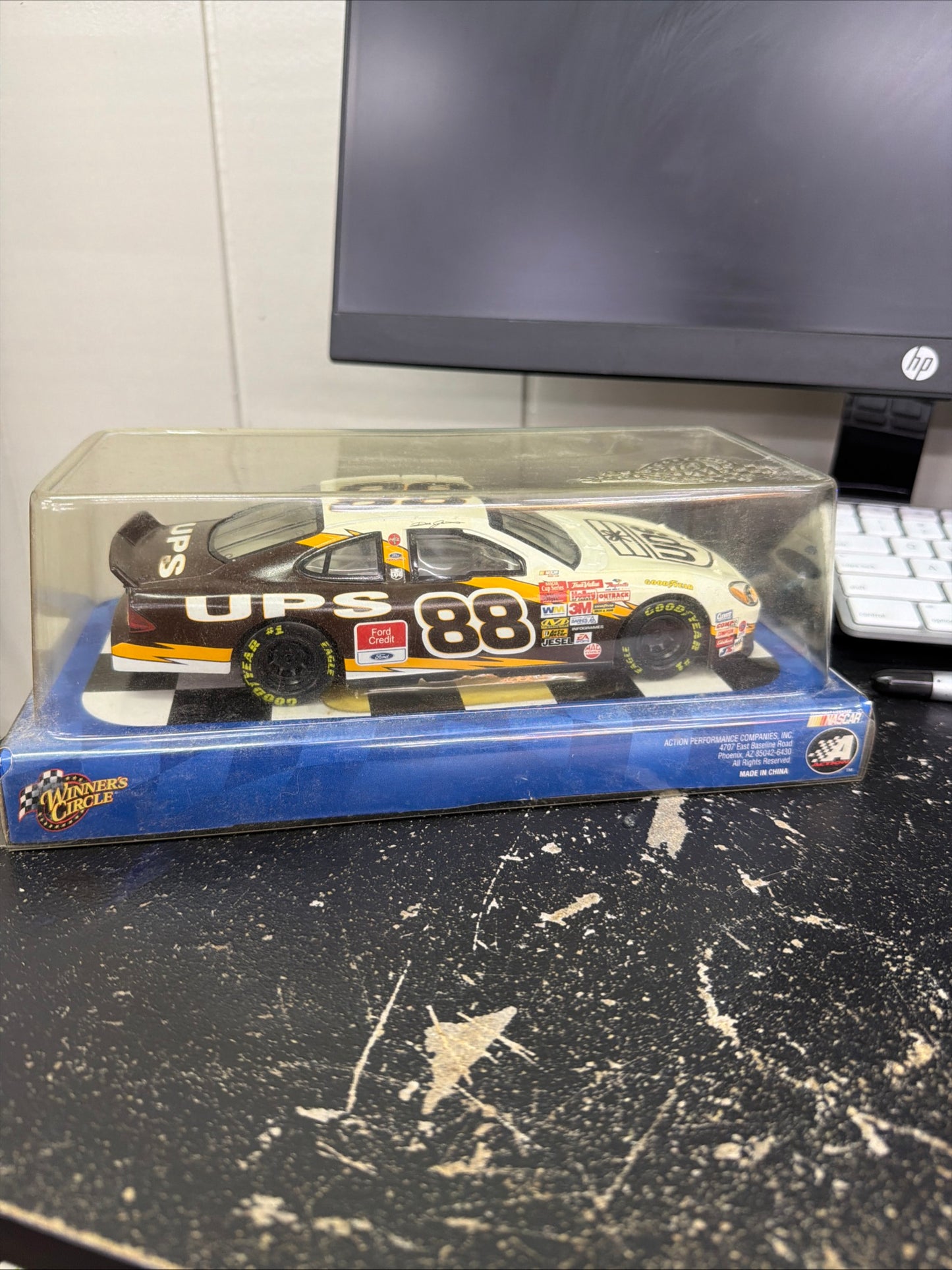 2002 Winner's Circle Dale Jarrett UPS #88 1:24 NASCAR Race Car NEW NIB