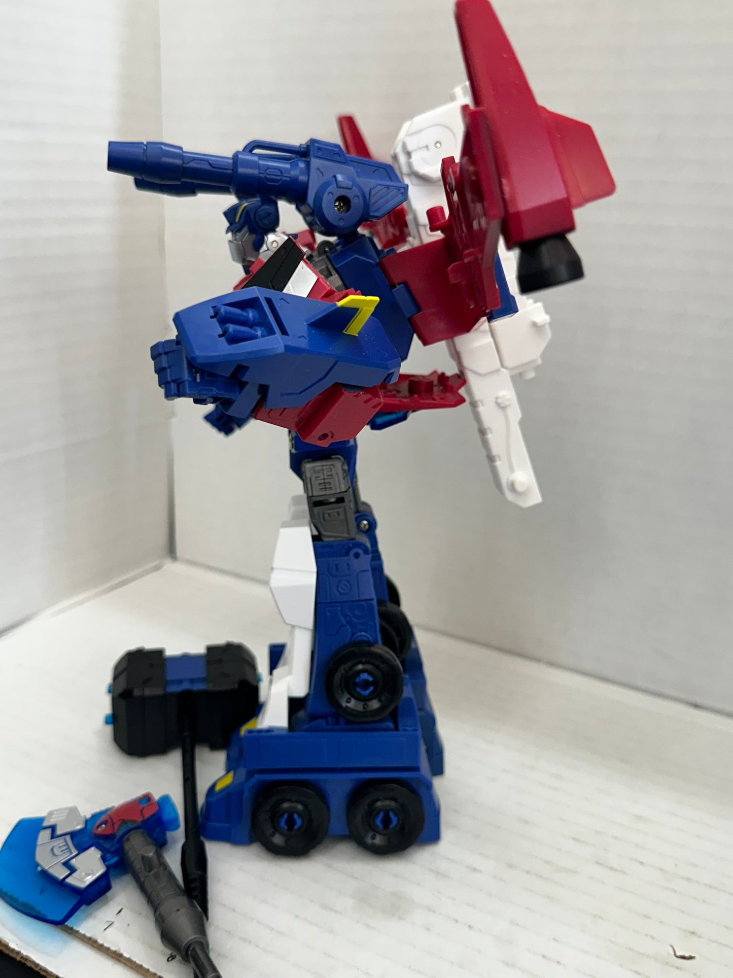 Baiwei Maintenance Team Leader Animated Optimus Prime Transformers Complete