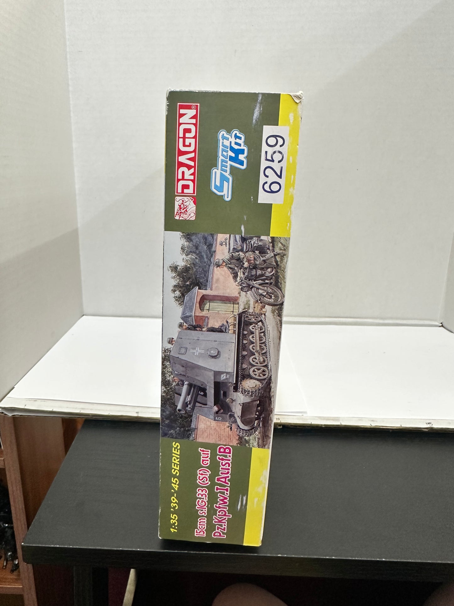 Dragon Pz.Kpfw.I Ausf B 1/35 Scale Military Model Kit 15CM s.IG. 33