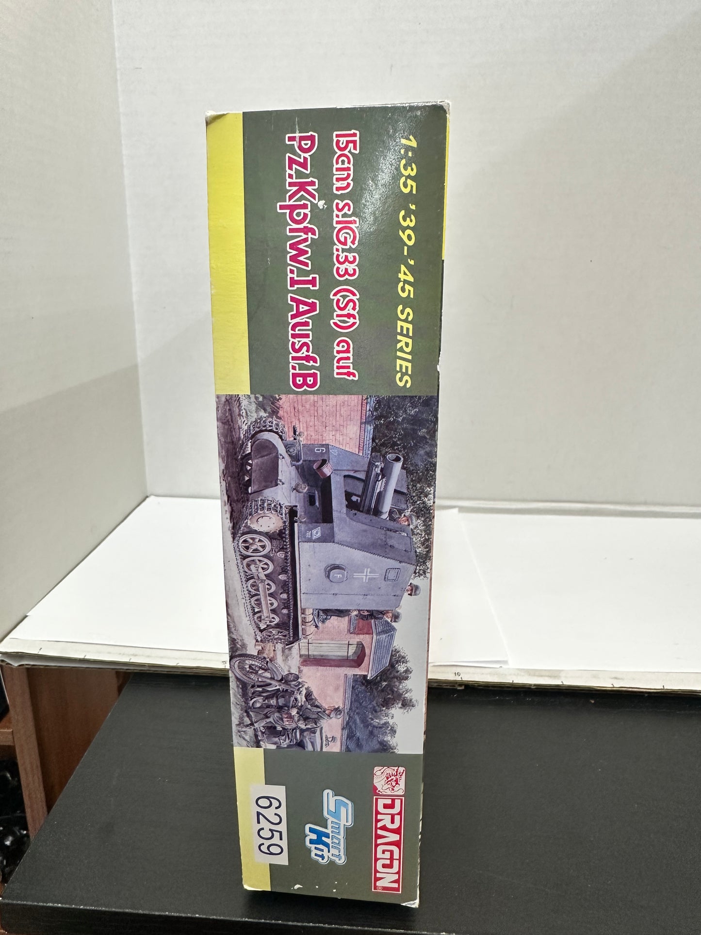 Dragon Pz.Kpfw.I Ausf B 1/35 Scale Military Model Kit 15CM s.IG. 33