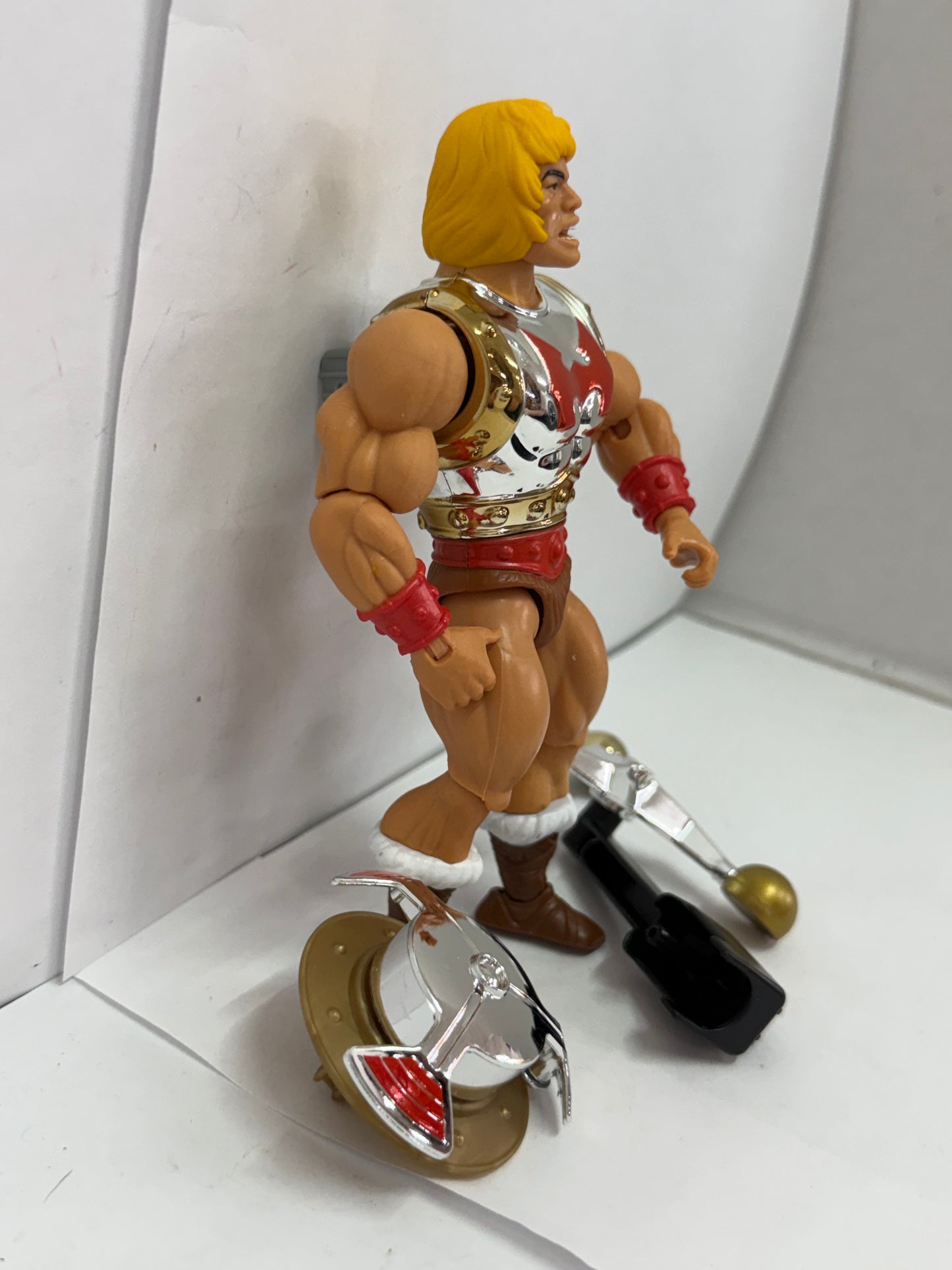 MOTU Masters of The Universe ORIGINS Deluxe Flying Fists HE-MAN Action Figure