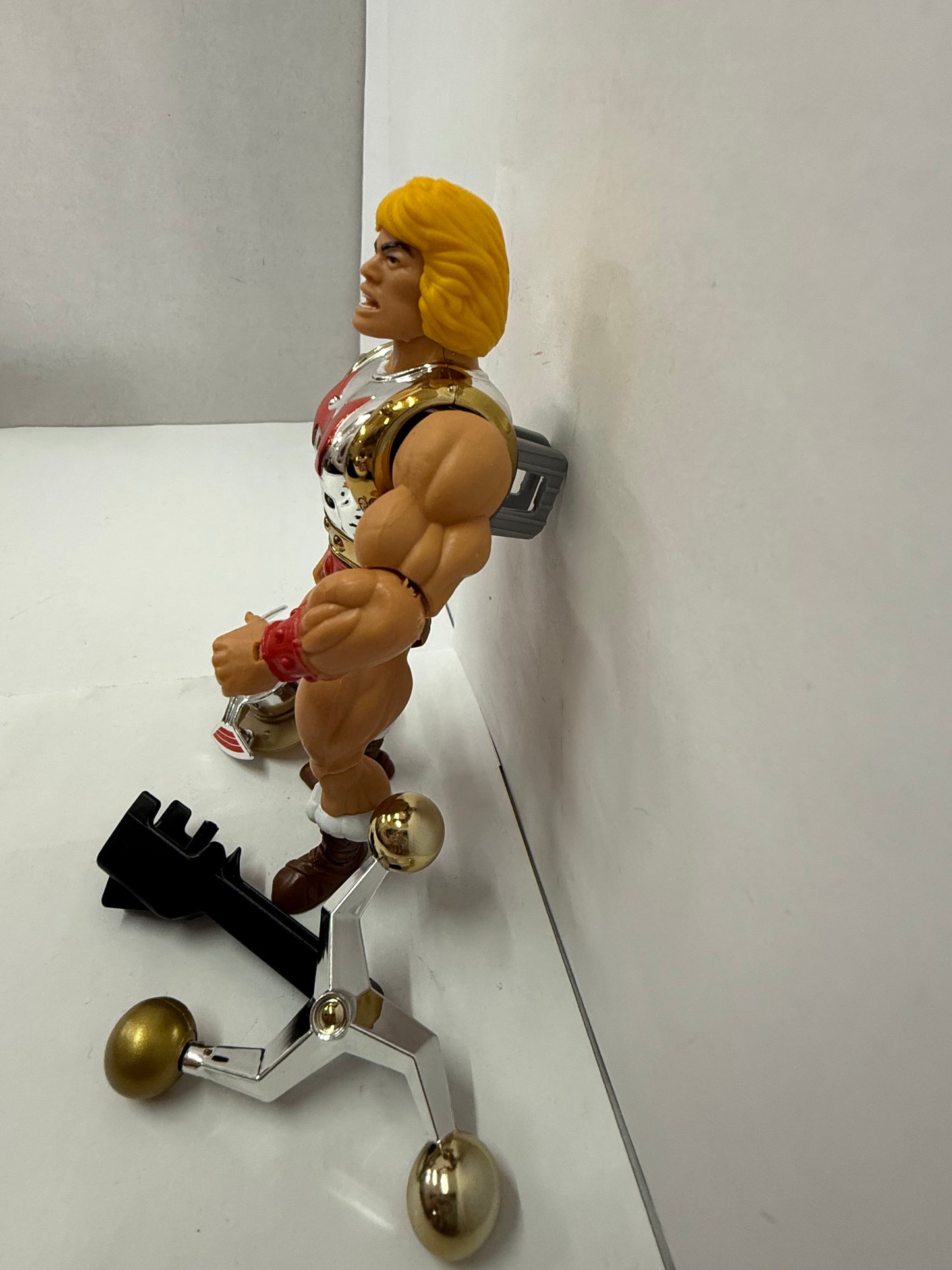 MOTU Masters of The Universe ORIGINS Deluxe Flying Fists HE-MAN Action Figure