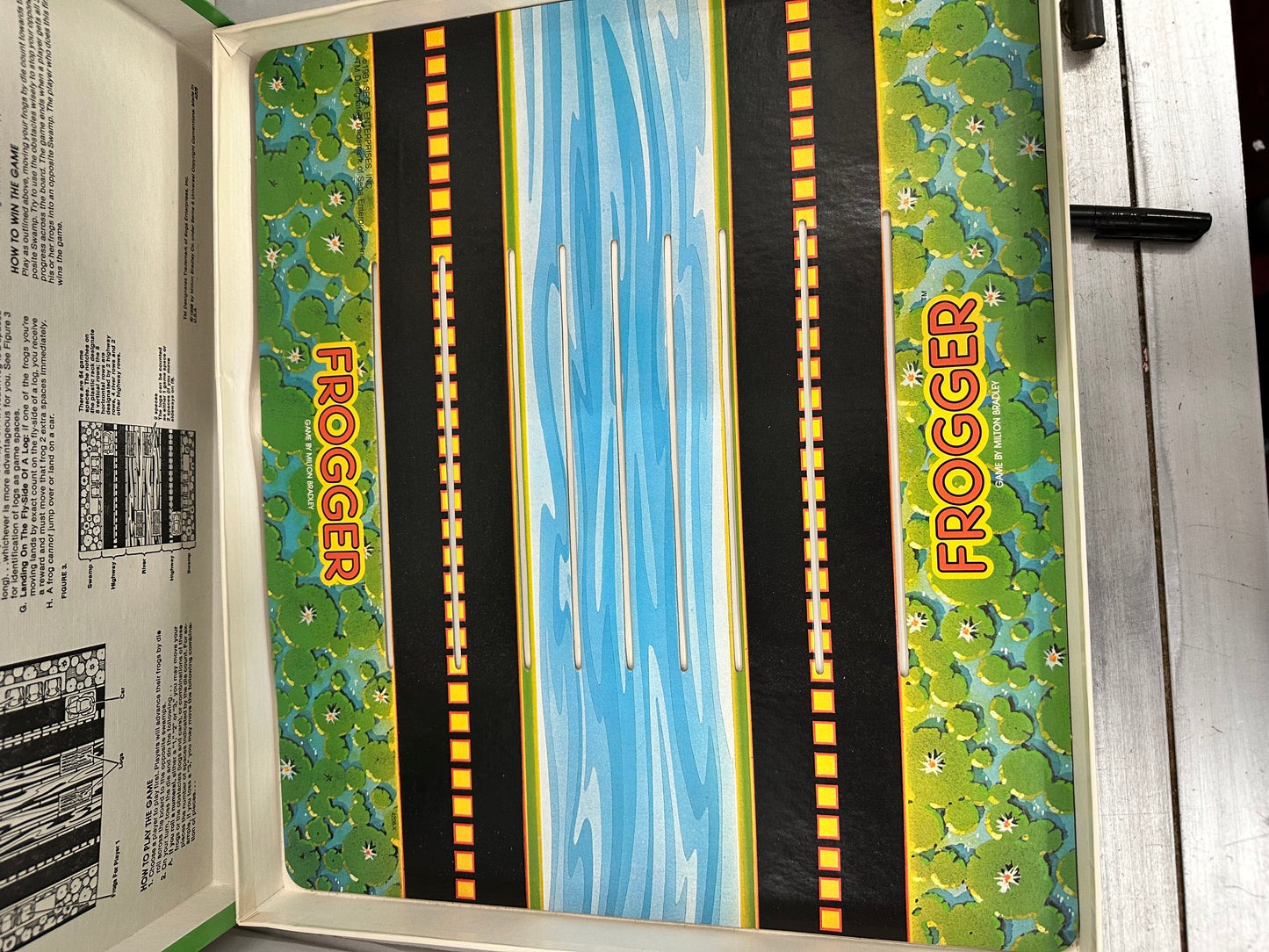VINTAGE COMPLETE 1981 Milton Bradley Frogger Board Game Based On The Arcade Game