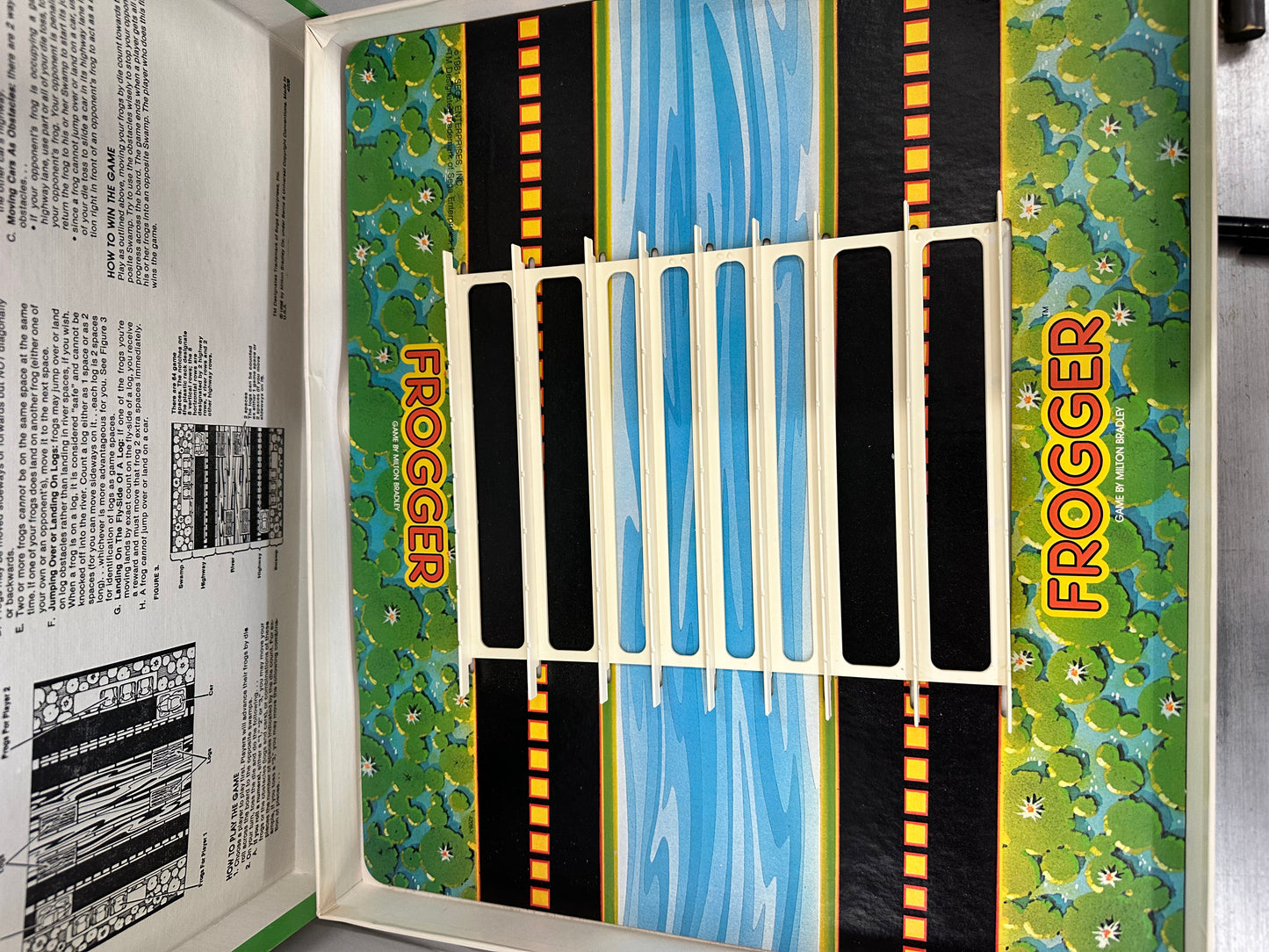 VINTAGE COMPLETE 1981 Milton Bradley Frogger Board Game Based On The Arcade Game
