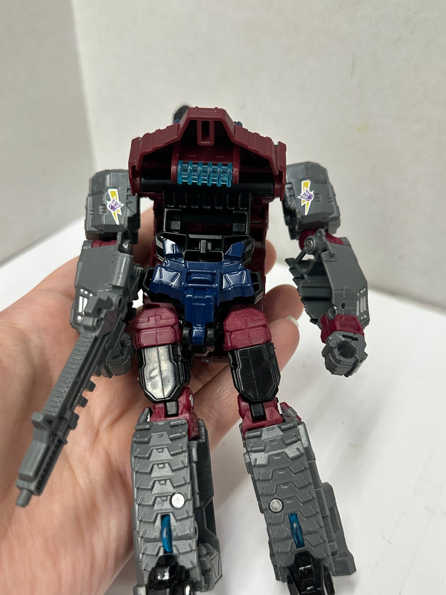Hasbro Transformers Generations Titans Return Deluxe Quake Tank Headmaster Chasm