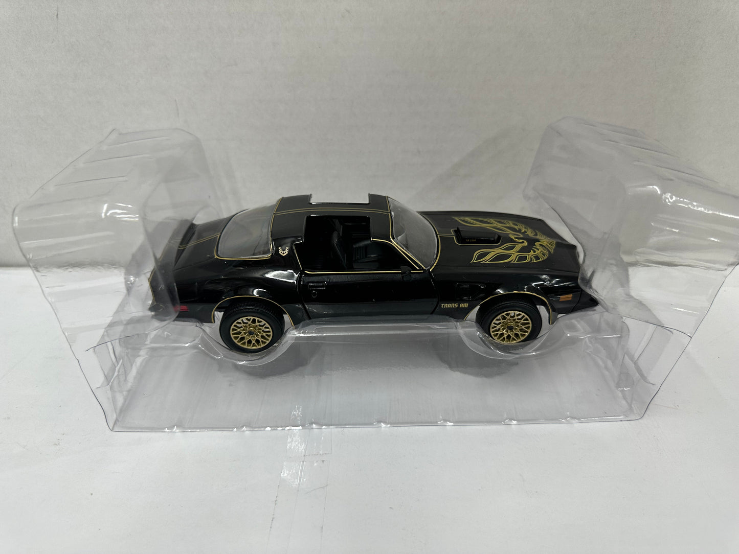Greenlight Hollywood - 1977 Pontiac Trans AM - SMOKEY AND THE BANDIT - 1:24