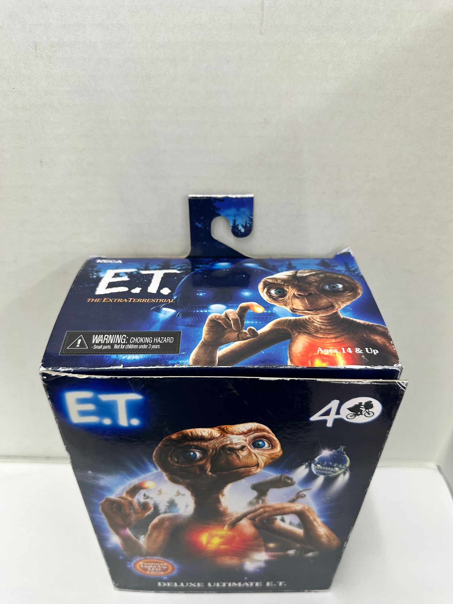 NECA E.T. The Extra Terrestrial 40th Anniversary Light Up Deluxe Figure