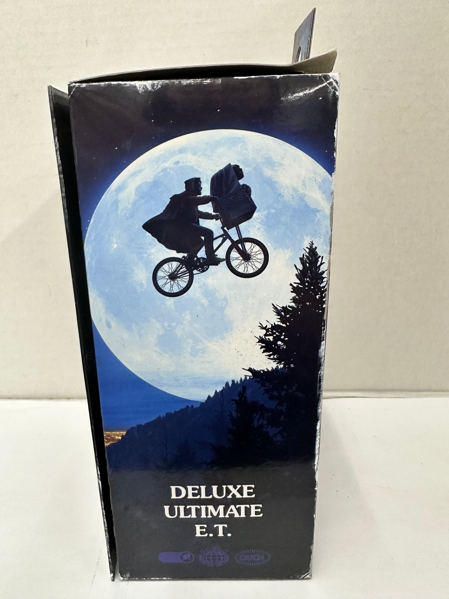 NECA E.T. The Extra Terrestrial 40th Anniversary Light Up Deluxe Figure