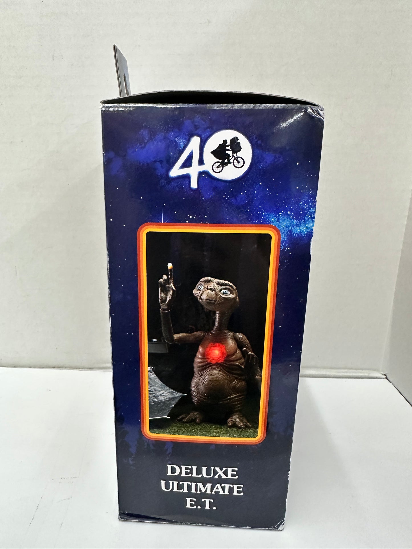 NECA E.T. The Extra Terrestrial 40th Anniversary Light Up Deluxe Figure