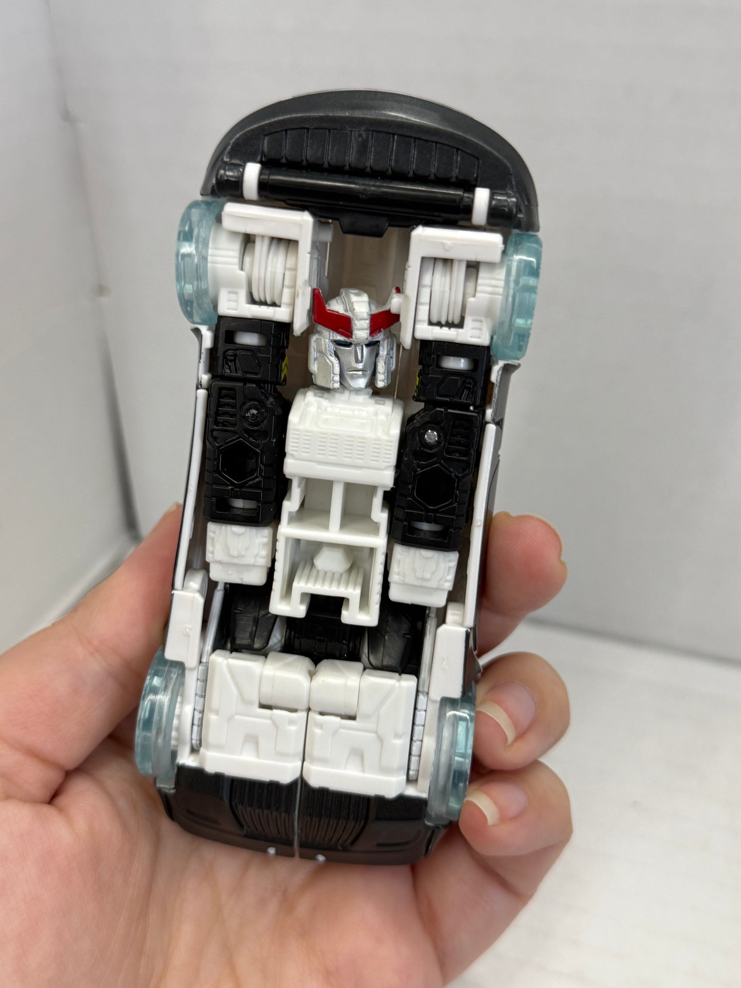 Transformers Generations Siege War for Cybertron Prowl Deluxe Class WFC-S23