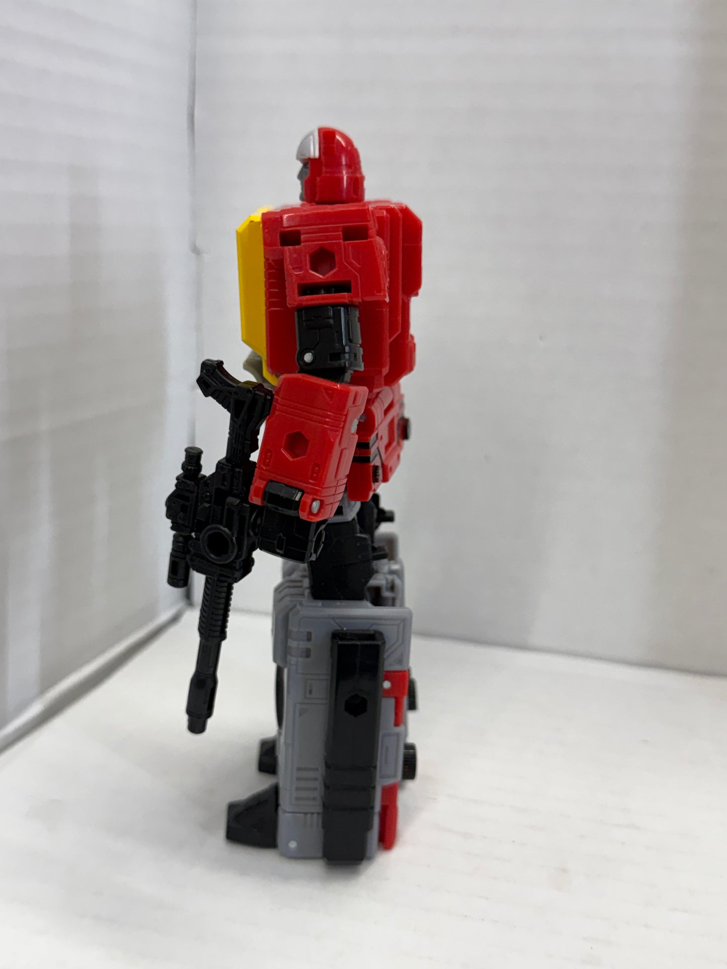 Transformers Legacy Kingdom War for Cybertron Blaster Voyager generation