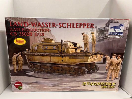 Bronco Models CB-35020 1:35 Scale Land-Wasser-Schlepper (Late Production)