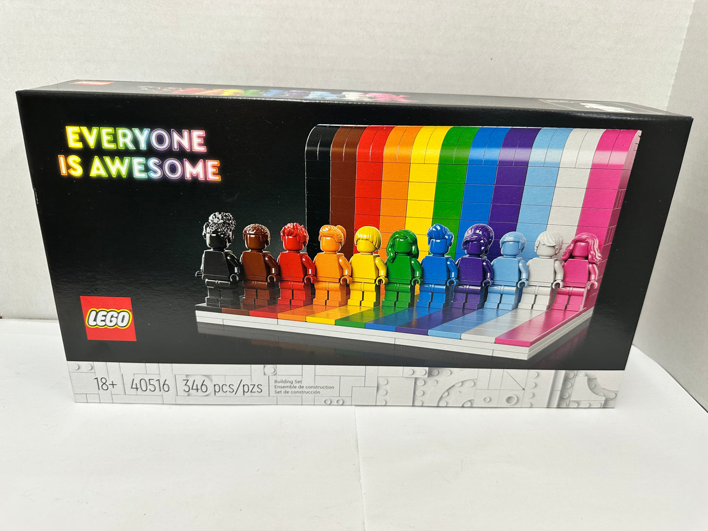 LEGO 40516 Everyone Is Awesome (346 Pieces) LGBTQIA+ 11 Mini-Figures Set