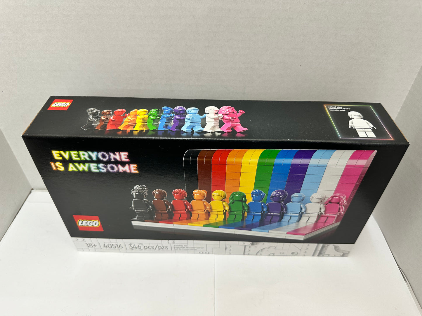 LEGO 40516 Everyone Is Awesome (346 Pieces) LGBTQIA+ 11 Mini-Figures Set