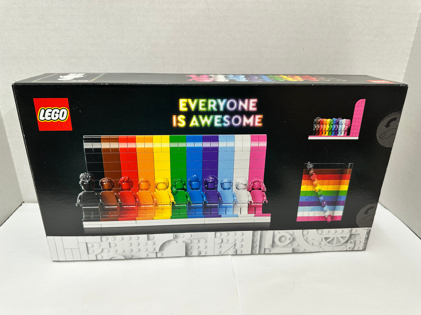 LEGO 40516 Everyone Is Awesome (346 Pieces) LGBTQIA+ 11 Mini-Figures Set