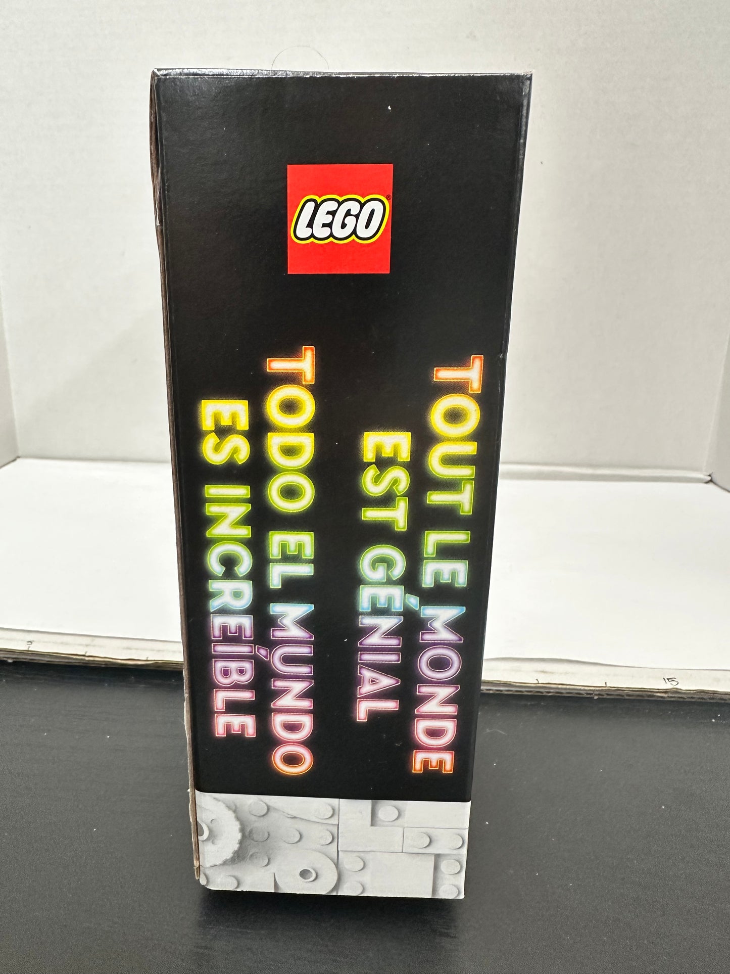 LEGO 40516 Everyone Is Awesome (346 Pieces) LGBTQIA+ 11 Mini-Figures Set