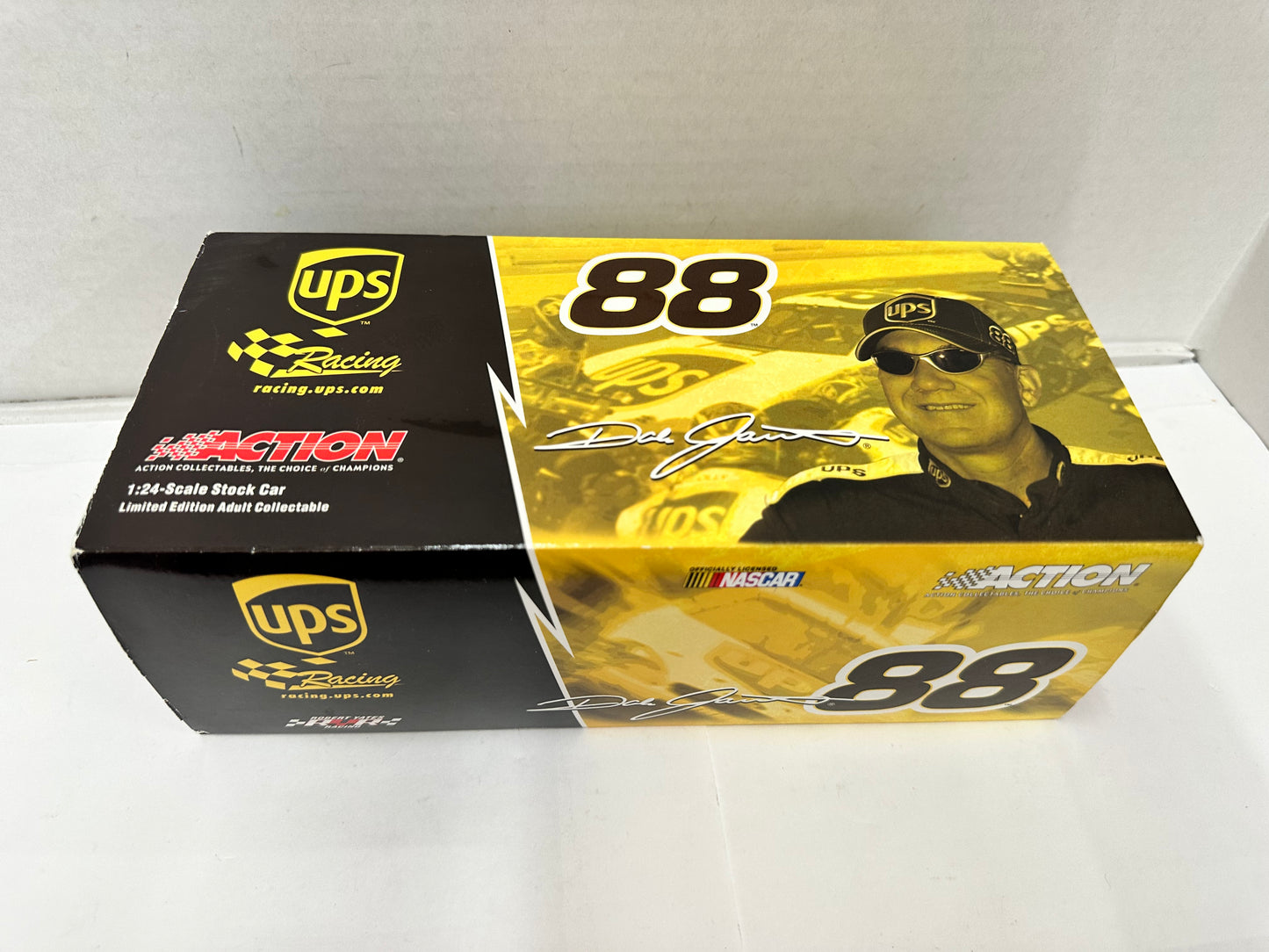 Action Racing Collectables Dale Jarrett #88 2004 Ford Taurus 1:24 UPS Diecast